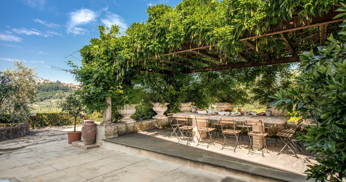 Alfresco patio with BBQ and stone table for all our guests - Villa Alfresco 