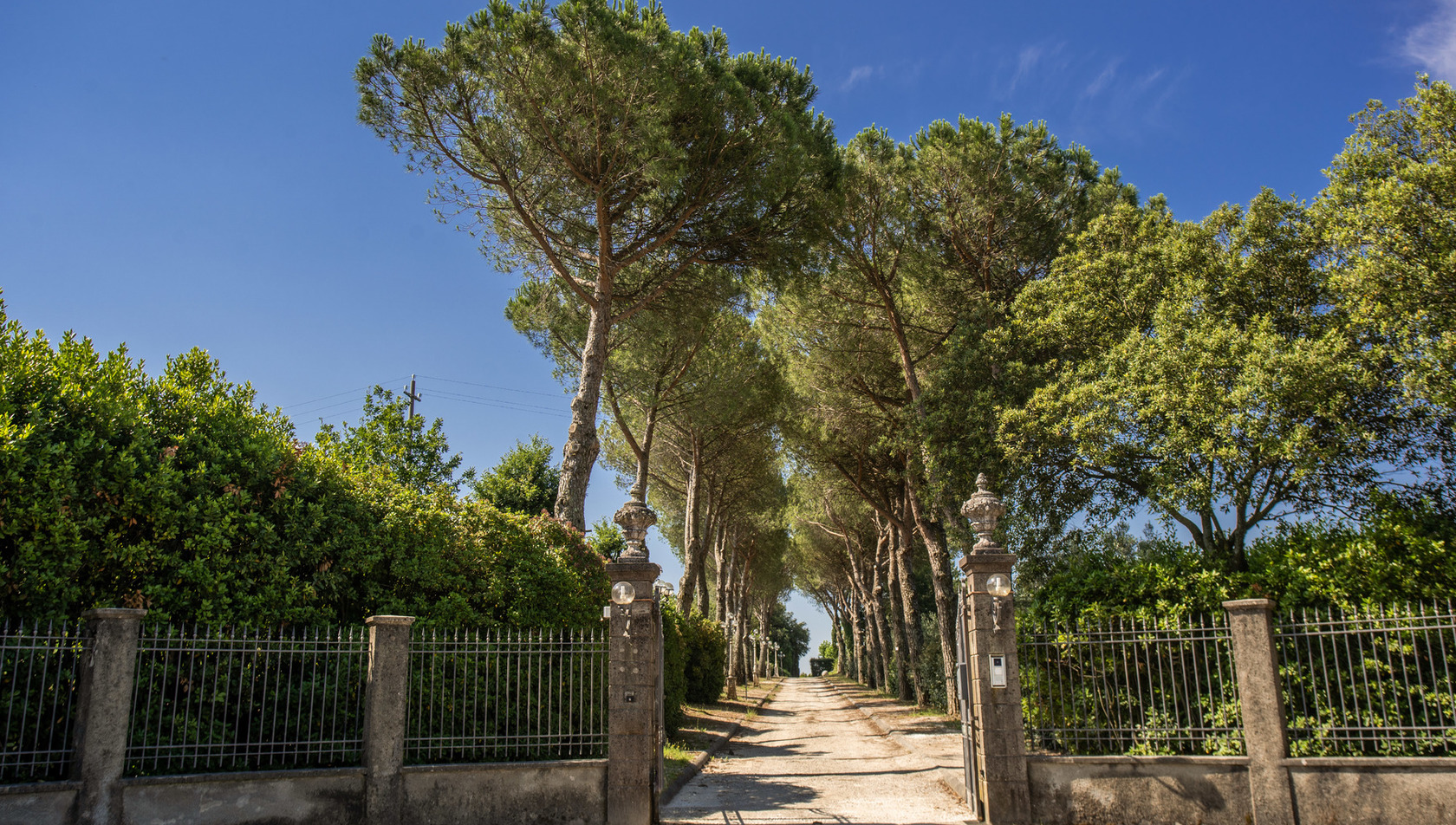 Villa-Alfresco--tuscany-gated-entrance