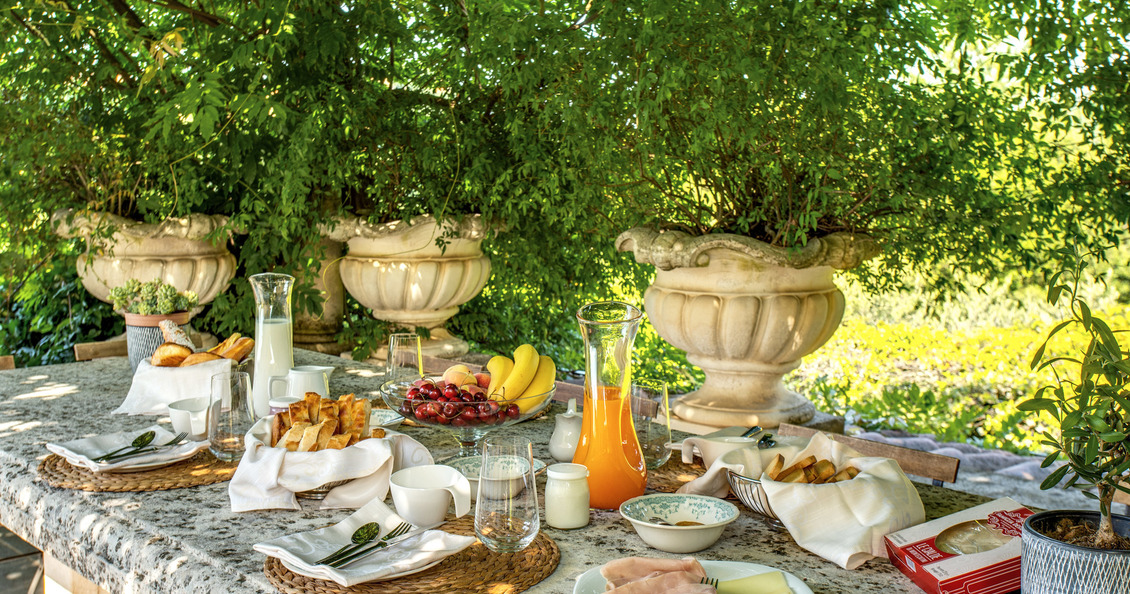 Villa Alfresco for rent in Tuscany breakfast service 1