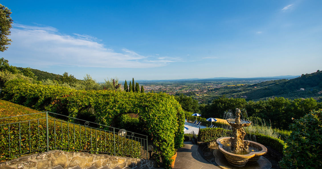 Villa Alfresco _ tuscany illa for rent park and fountains 