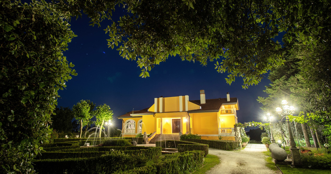 Villa Alfresco Casa Vacanza in Toscana con piscina _ vista esterna notte 