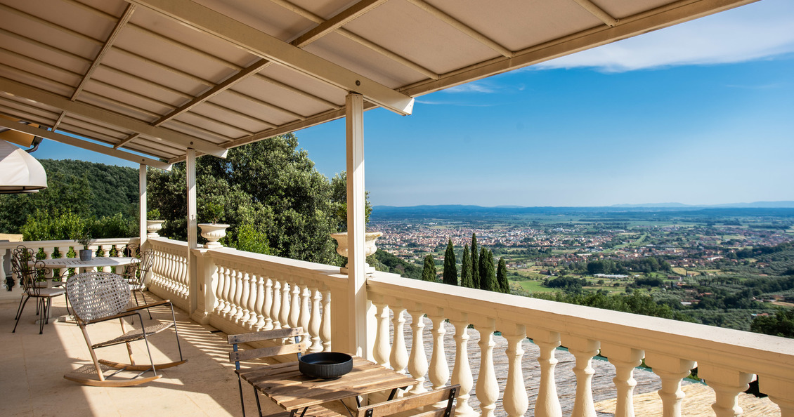 Villa Alfresco villa in Toscana per vacanze con piscina riscaldata Terrazza camera 1 e 2 