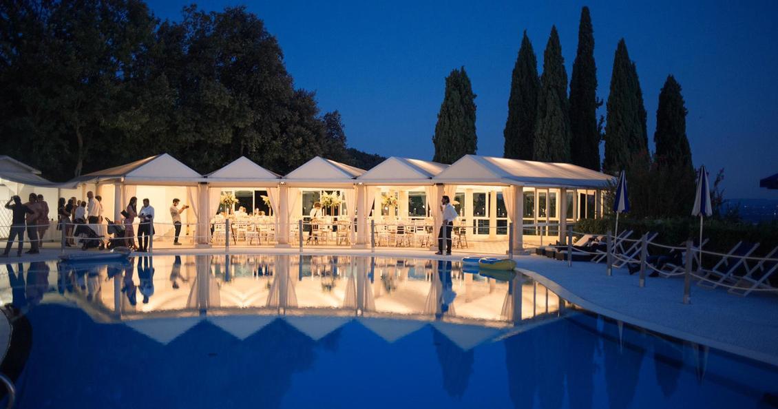 matrimonio bordo piscina 