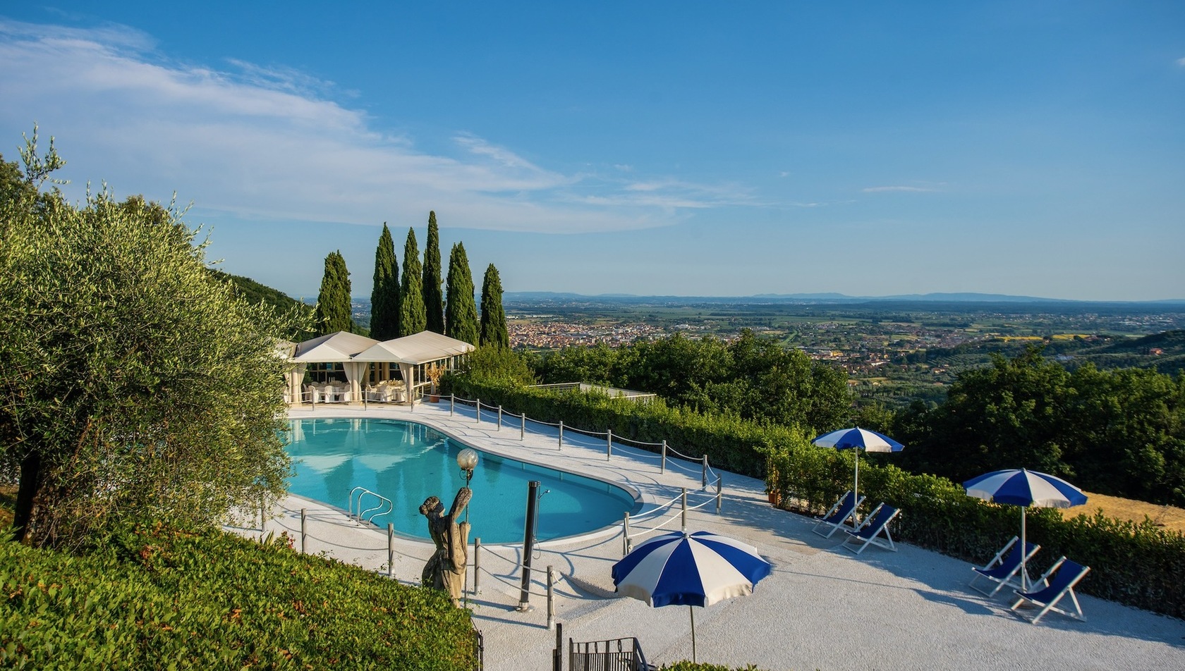 Villa-Alfresco--tuscany_swimmingpool-view